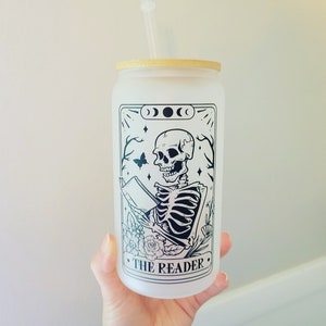 El lector Tarot Card Vaso de vidrio esmerilado- Vaso de niñas- Vidrio amante del libro- Tapa de bambú y paja- Lectura- Vaso de café helado- Halloween