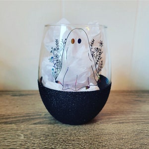 Ghost with Wildflowers Wine Glass- Glitter Dipped Wine Glass- Ghost Wine Glass- Fall Wine Glass- Wine Gift- Wine Tumbler- Halloween- flowers