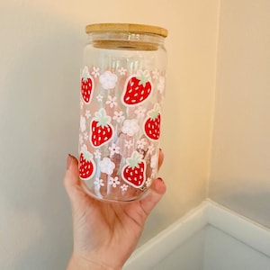 Strawberry Glass Can Tumbler- Girls Tumbler- Daisy Flower Glass- Bamboo lid & straw- Iced Coffee Tumbler- Floral-Spring- Summer Glass- Fruit