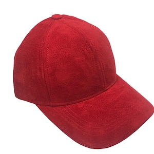 Czapka baseballowa ze skóry zamszowej, regulowana, 1SFA, czerwona. Unisex, wyprodukowana w USA. Dostępna opcjonalna personalizacja.