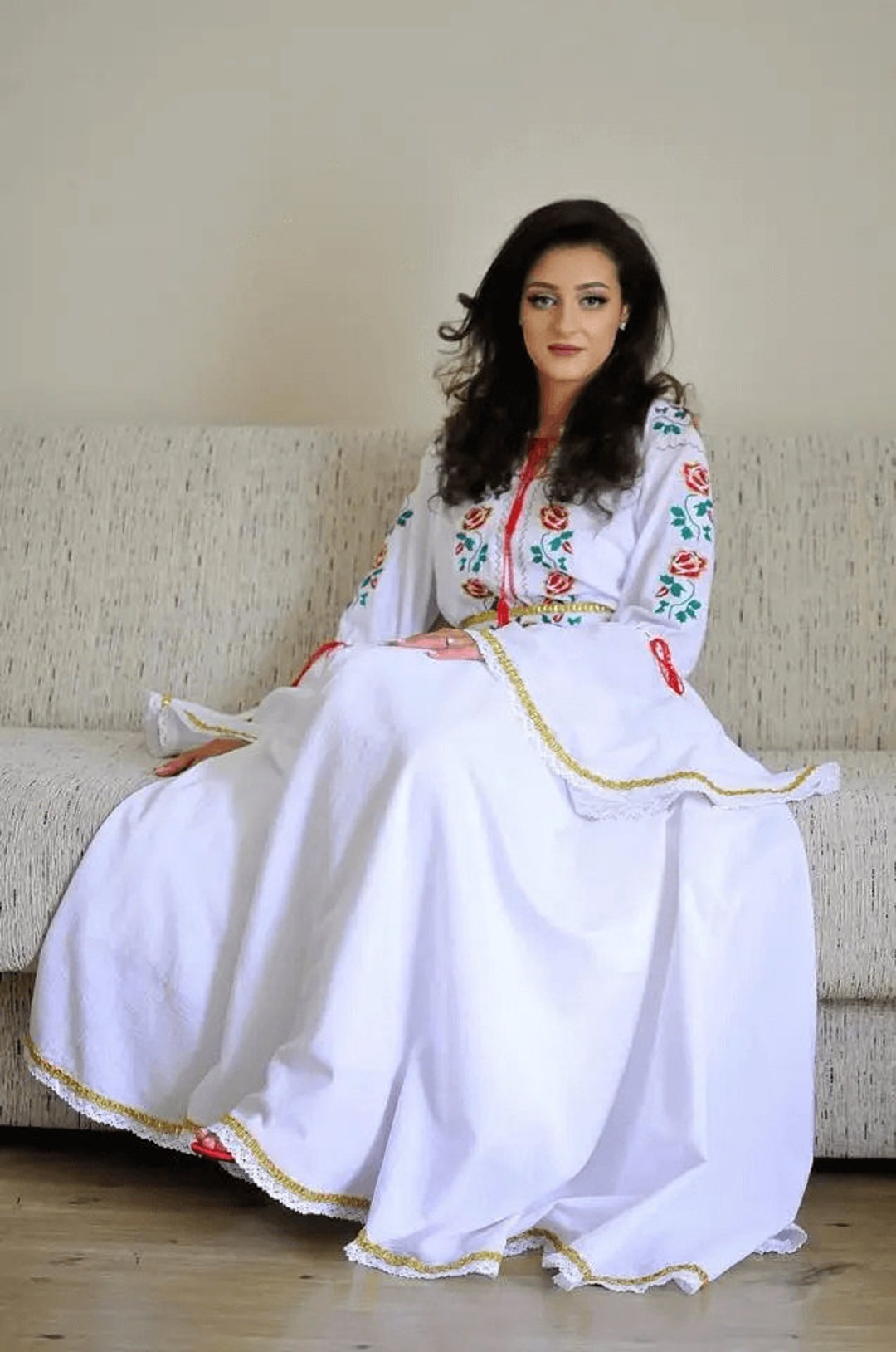 Robe de mariée traditionnelle roumaine « Ioana » Broderie cousue