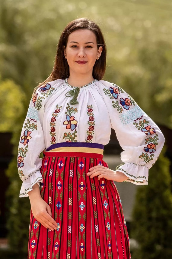 Costume roumain traditionnel d Oltenie Trois freres broderie cousue a la main Cadeau gratuit tasse a vin roumaine faite main Costume roumain Etsy France