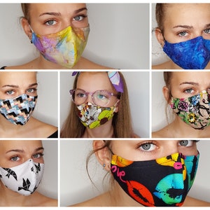 Op de afbeelding: Een collage van negen afbeeldingen met verschillende gepatroneerde gezichtsmaskers. De maskers zijn gemaakt van stof en hebben verschillende ontwerpen, waaronder geometrische patronen, bloemenprints en abstracte kunst.