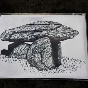 Puede incluir: Un dibujo en blanco y negro de una gran estructura de piedra, posiblemente un dolmen o una tumba. La estructura está formada por varias piedras grandes, una de las cuales está equilibrada sobre las demás. El dibujo está sobre un fondo blanco.