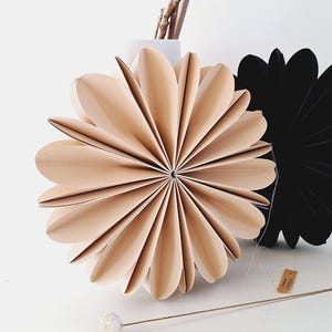 Papierblumen 3D / Einzelblumen / D 24cm / Farben: weiß, beige, schwarz, anthrazit / B.0009