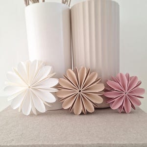 Papierblumen 3D / Wohndeko / 3er-Set / D  12, 10, 8 cm / T 3 cm / Farben: weiß, beige, altrosa / mit Aufhängung / B.0021