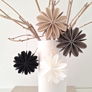 Papierblumen 3D / 4er-Set / D 8,5cm / Farben: weiß, beige, anthrazit, schwarz / paperflowers /Geschenketopper   / B.0029