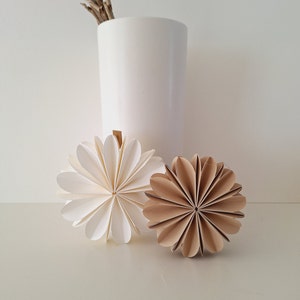 Muttertagsgeschenk / Papierblumen 3D / 2er-Set / D 12cm / Farben: weiß, beige / Muttertag / i Bild 4