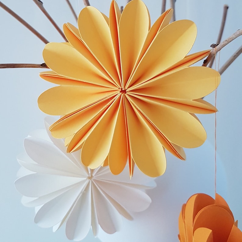Papierblumen 3D / 3er-Set / D 12cm / Farben: weiß, gelb, orange / Sommerdeko /g Bild 3