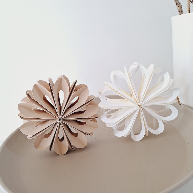 Papierblumen 3D / 2er-Set / D 12cm / Farben: weiß, beige / l Bild 4