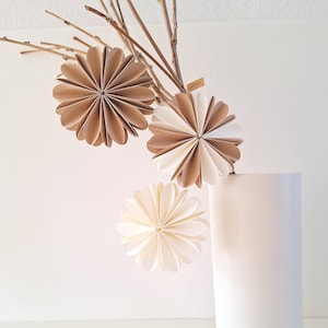 Papierblumen / 3D / 3er-Set / D 10cm / Farben: weiß, beige / mit Aufhängung / B.0002
