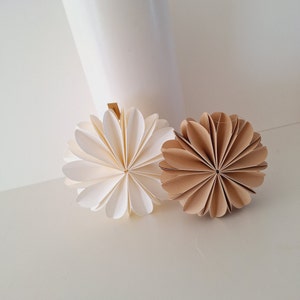 Muttertagsgeschenk / Papierblumen 3D / 2er-Set / D 12cm / Farben: weiß, beige / Muttertag / i Bild 3