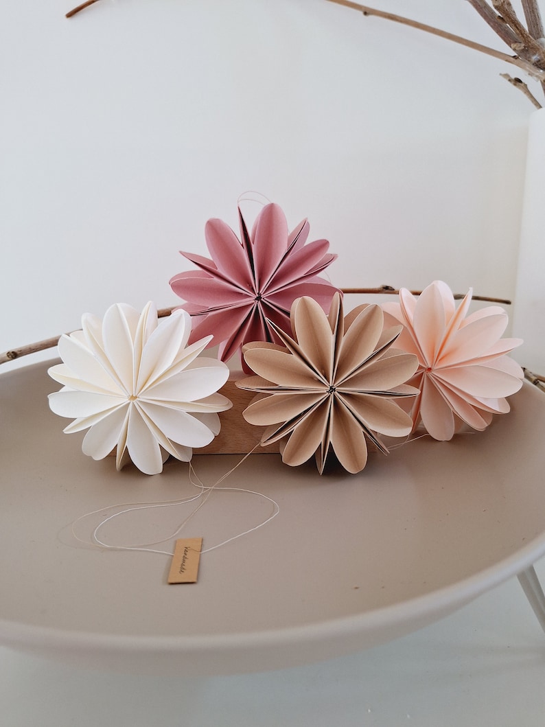 Papierblumen 3D / 4er-Set / D 8,5cm / Farben: weiß, beige, rosa, altrosa / paperflowers /Geschenketopper / n Bild 3