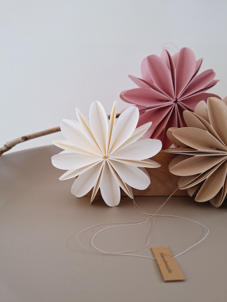 Papierblumen 3D / 4er-Set / D 8,5cm / Farben: weiß, beige, rosa, altrosa / paperflowers /Geschenketopper / n Bild 5