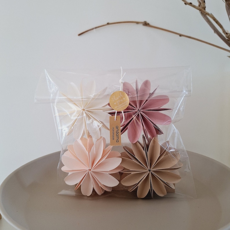 Papierblumen 3D / 4er-Set / D 8,5cm / Farben: weiß, beige, rosa, altrosa / paperflowers /Geschenketopper / n Bild 1