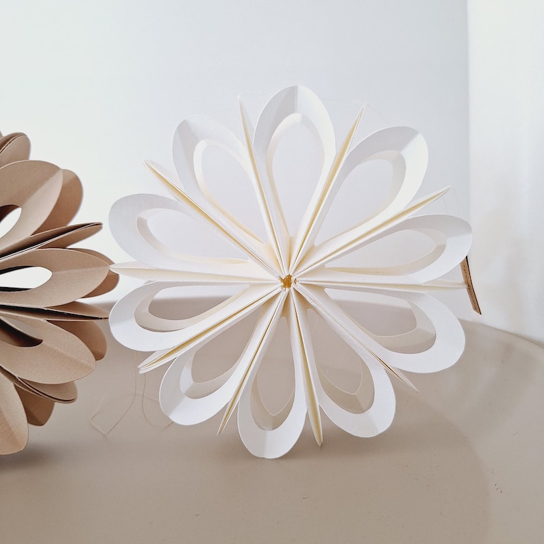 Papierblumen 3D / 2er-Set / D 12cm / Farben: weiß, beige / l Bild 3