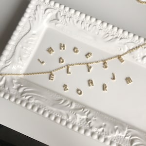 Collar personalizado chapado en oro de 18K, nombre, collar del zodiaco, collar de carta de zirconia cúbica, collar de gargantilla de capa personalizable de calidad