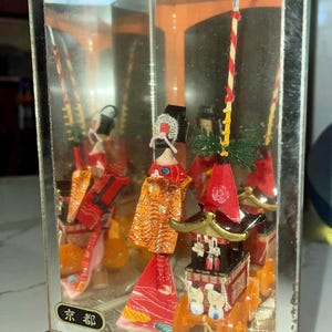 Kyotoa Japan Figurine Diorama, Geisha Girl in Triangular glass case.
