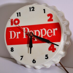 Vintage Dr. Pepper Lighted Clock Works Bottle Cap Shaped Original 