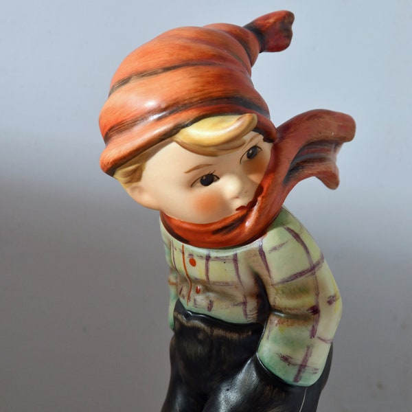 Figura Hummel Goebel Collectors Club March Winds, 1983 Sin marca de abeja, menta en caja