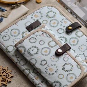 Bolsa para proyectos de bordado de flores silvestres, organizador de costura de mariposa turquesa, regalo para bordadoras, carpeta de punto de cruz floral con correa de cuero. imagen 17