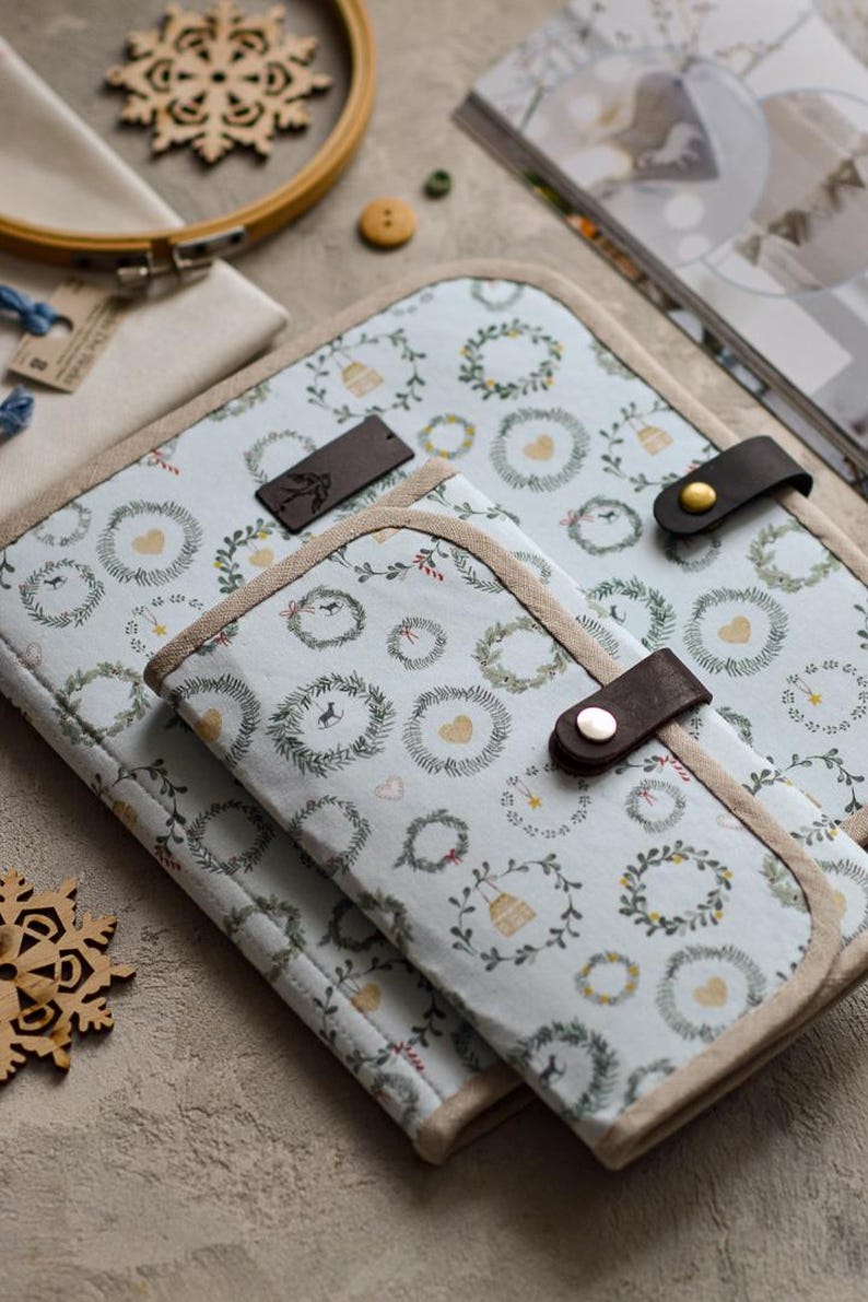 Bolsa para proyectos de bordado de flores silvestres, organizador de costura de mariposa turquesa, regalo para bordadoras, carpeta de punto de cruz floral con correa de cuero. imagen 17