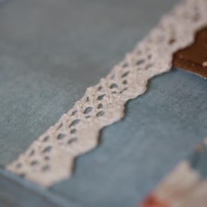 Bolsa para proyectos de bordado de flores silvestres, organizador de costura de mariposa turquesa, regalo para bordadoras, carpeta de punto de cruz floral con correa de cuero. imagen 12