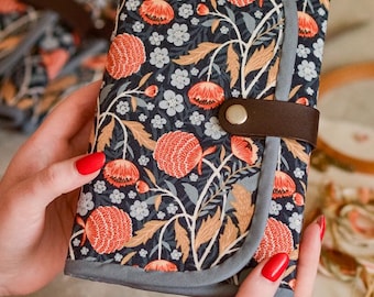 Organizador de herramientas para bordar: organizador de costura acolchado - Organizador de viaje con flores de color azul oscuro