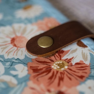 Bolsa para proyectos de bordado de flores silvestres, organizador de costura de mariposa turquesa, regalo para bordadoras, carpeta de punto de cruz floral con correa de cuero. imagen 7