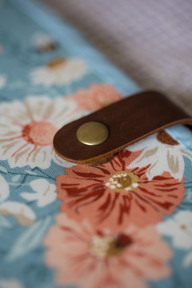 Bolsa para proyectos de bordado de flores silvestres, organizador de costura de mariposa turquesa, regalo para bordadoras, carpeta de punto de cruz floral con correa de cuero. imagen 7