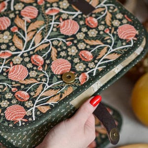 Bolsa para proyectos de bordado de flores silvestres, organizador de costura de mariposa turquesa, regalo para bordadoras, carpeta de punto de cruz floral con correa de cuero. imagen 15