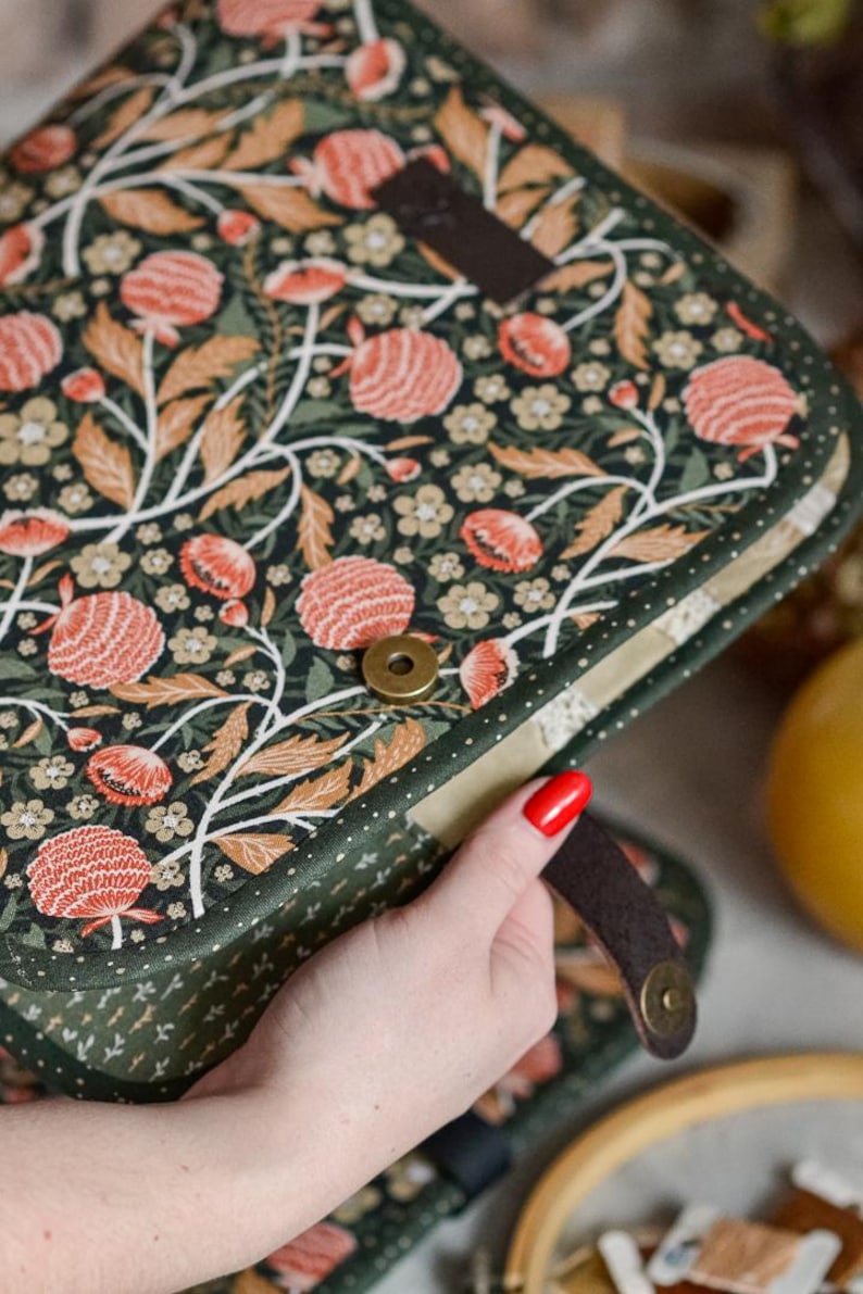 Bolsa para proyectos de bordado de flores silvestres, organizador de costura de mariposa turquesa, regalo para bordadoras, carpeta de punto de cruz floral con correa de cuero. imagen 15
