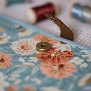 Bolsa para proyectos de bordado de flores silvestres, organizador de costura de mariposa turquesa, regalo para bordadoras, carpeta de punto de cruz floral con correa de cuero. imagen 8