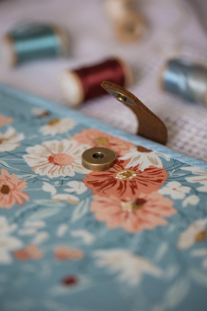 Bolsa para proyectos de bordado de flores silvestres, organizador de costura de mariposa turquesa, regalo para bordadoras, carpeta de punto de cruz floral con correa de cuero. imagen 8