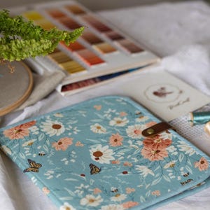 Bolsa para proyectos de bordado de flores silvestres, organizador de costura de mariposa turquesa, regalo para bordadoras, carpeta de punto de cruz floral con correa de cuero. imagen 4