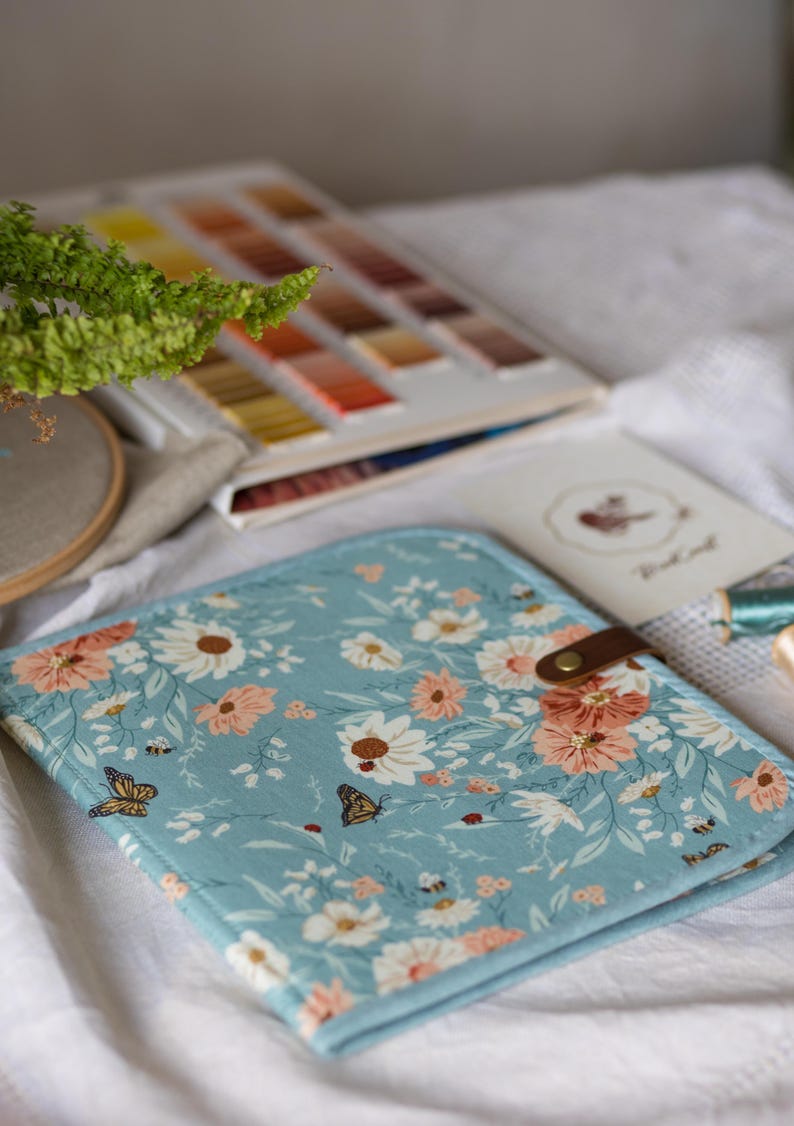 Bolsa para proyectos de bordado de flores silvestres, organizador de costura de mariposa turquesa, regalo para bordadoras, carpeta de punto de cruz floral con correa de cuero. imagen 4