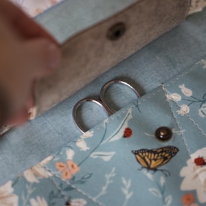 Bolsa para proyectos de bordado de flores silvestres, organizador de costura de mariposa turquesa, regalo para bordadoras, carpeta de punto de cruz floral con correa de cuero. imagen 9