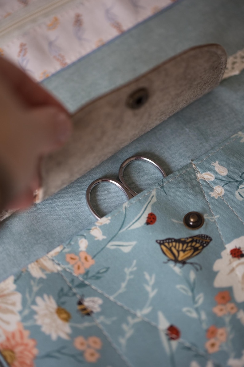 Bolsa para proyectos de bordado de flores silvestres, organizador de costura de mariposa turquesa, regalo para bordadoras, carpeta de punto de cruz floral con correa de cuero. imagen 9