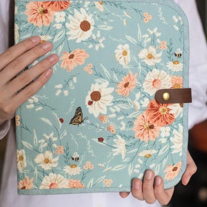 Bolsa para proyectos de bordado de flores silvestres, organizador de costura de mariposa turquesa, regalo para bordadoras, carpeta de punto de cruz floral con correa de cuero. imagen 3