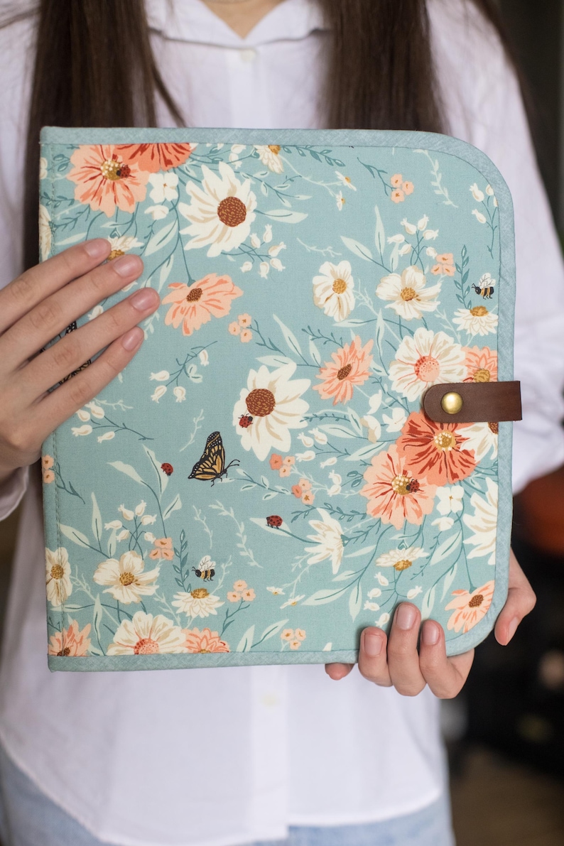 Bolsa para proyectos de bordado de flores silvestres, organizador de costura de mariposa turquesa, regalo para bordadoras, carpeta de punto de cruz floral con correa de cuero. imagen 3
