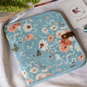 Bolsa para proyectos de bordado de flores silvestres, organizador de costura de mariposa turquesa, regalo para bordadoras, carpeta de punto de cruz floral con correa de cuero. imagen 1