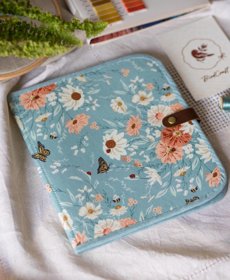 Bolsa para proyectos de bordado de flores silvestres, organizador de costura de mariposa turquesa, regalo para bordadoras, carpeta de punto de cruz floral con correa de cuero. imagen 1