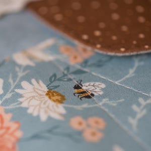 Bolsa para proyectos de bordado de flores silvestres, organizador de costura de mariposa turquesa, regalo para bordadoras, carpeta de punto de cruz floral con correa de cuero. imagen 11