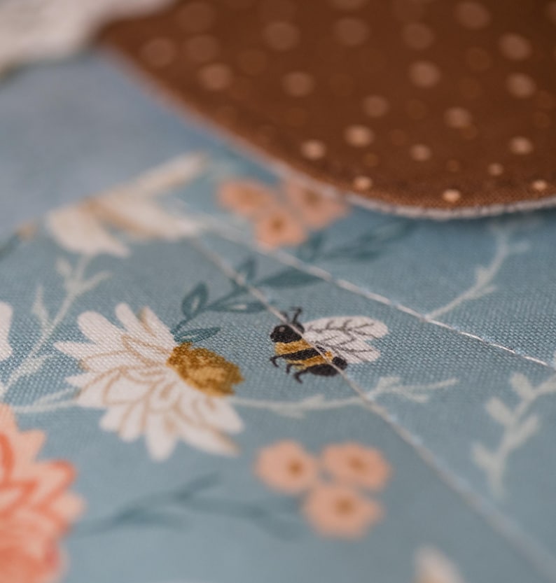 Bolsa para proyectos de bordado de flores silvestres, organizador de costura de mariposa turquesa, regalo para bordadoras, carpeta de punto de cruz floral con correa de cuero. imagen 11