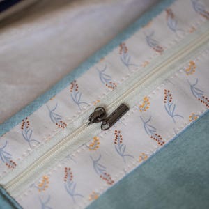 Bolsa para proyectos de bordado de flores silvestres, organizador de costura de mariposa turquesa, regalo para bordadoras, carpeta de punto de cruz floral con correa de cuero. imagen 6