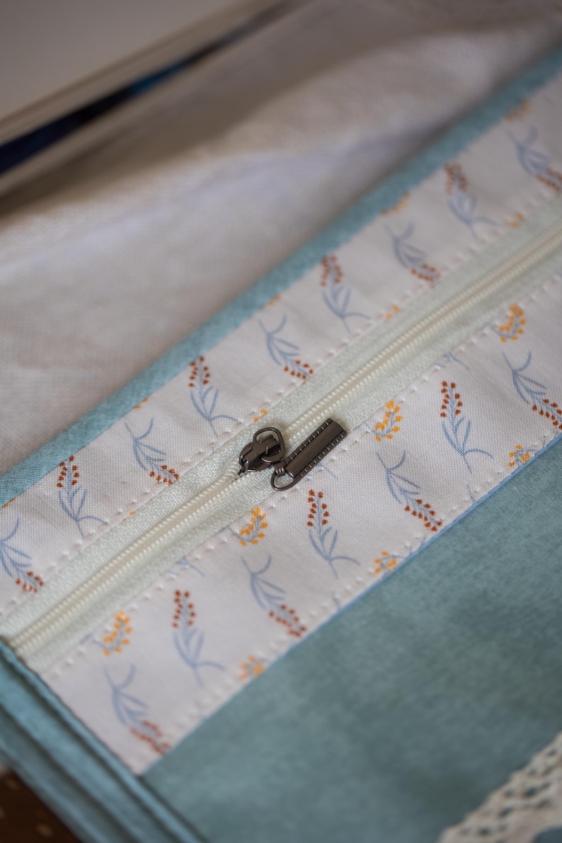 Bolsa para proyectos de bordado de flores silvestres, organizador de costura de mariposa turquesa, regalo para bordadoras, carpeta de punto de cruz floral con correa de cuero. imagen 6