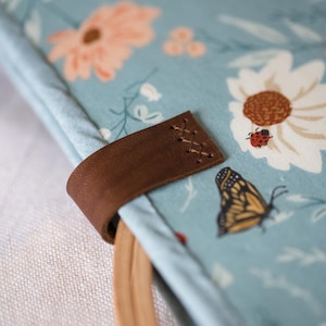 Bolsa para proyectos de bordado de flores silvestres, organizador de costura de mariposa turquesa, regalo para bordadoras, carpeta de punto de cruz floral con correa de cuero. imagen 13