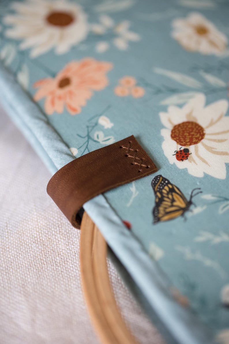 Bolsa para proyectos de bordado de flores silvestres, organizador de costura de mariposa turquesa, regalo para bordadoras, carpeta de punto de cruz floral con correa de cuero. imagen 13