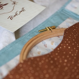 Bolsa para proyectos de bordado de flores silvestres, organizador de costura de mariposa turquesa, regalo para bordadoras, carpeta de punto de cruz floral con correa de cuero. imagen 10