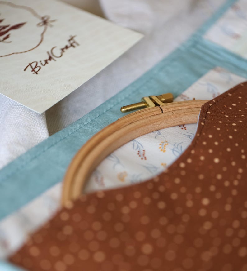 Bolsa para proyectos de bordado de flores silvestres, organizador de costura de mariposa turquesa, regalo para bordadoras, carpeta de punto de cruz floral con correa de cuero. imagen 10